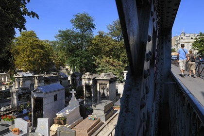 France, Paris (75), le cimetière de Montmartre sous le pont de la rue Caulaincourt