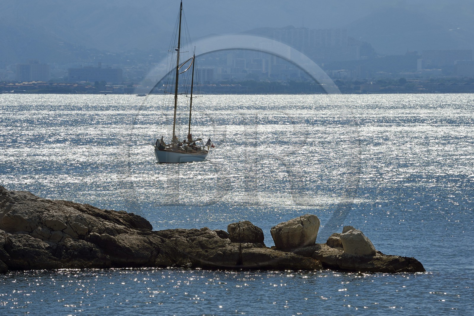 France, Bouches-du-Rhône (13), Marseille, Parc National des Calanques, Archipel des Iles du Frioul, port naturel de l'Ile de Pomègues, bittes d’amarrage taillées dans la roche qui dateraient du XVIIe siècle