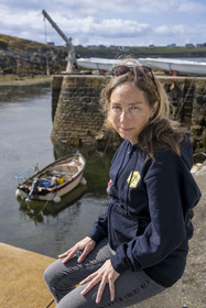 France, Finistère (29), Mer d'Iroise, Ile d'Ouessant, le port de Lampaul, Ondine Morin guide conférencière et pêcheur