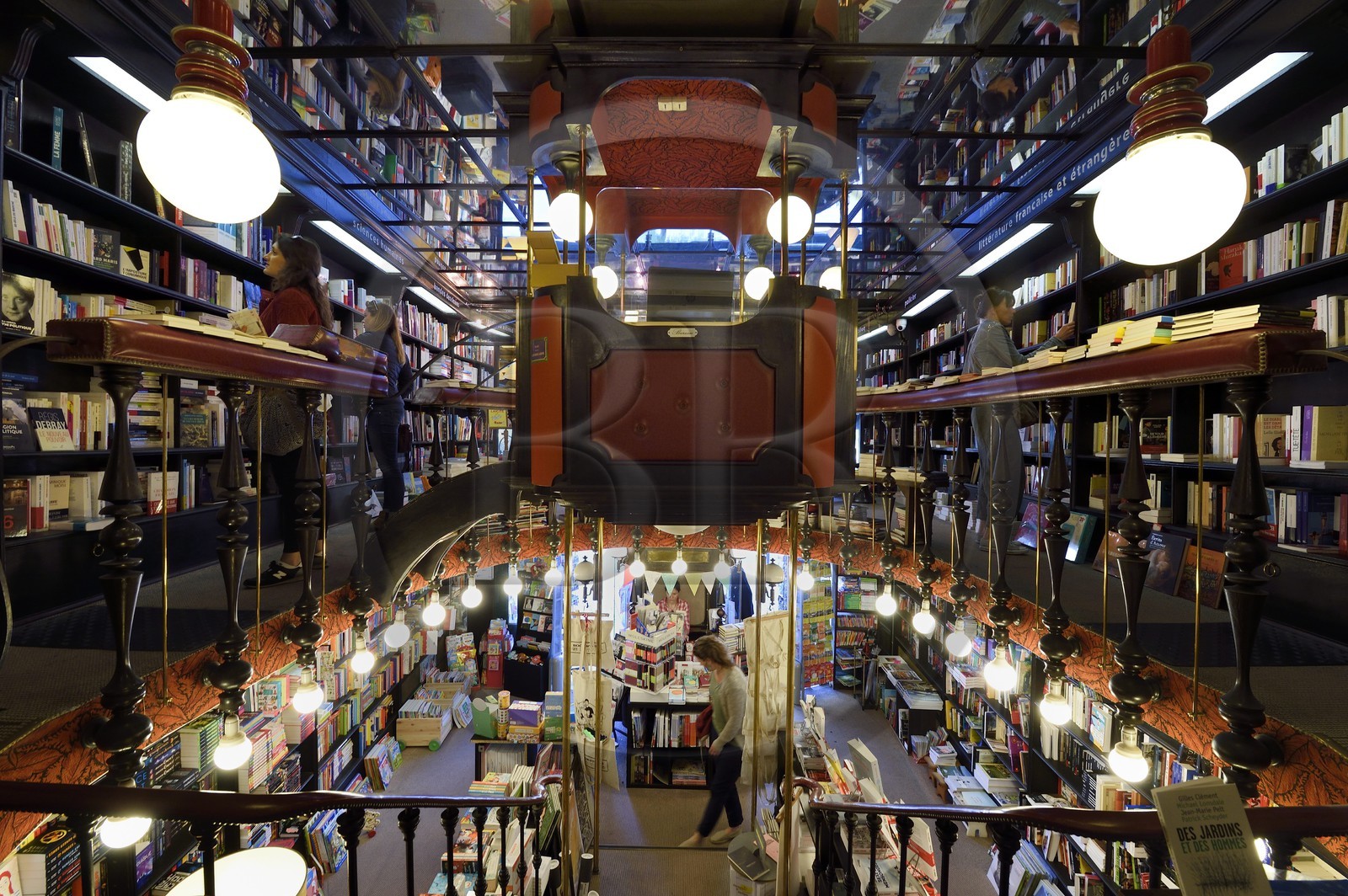 France, Pyrénées-Atlantiques (64), Pays-Basque, Biarritz, le Bookstore Place Clemenceau dont l'architecture fut réalisée en 1970 sur un modèle de cabinet anglais