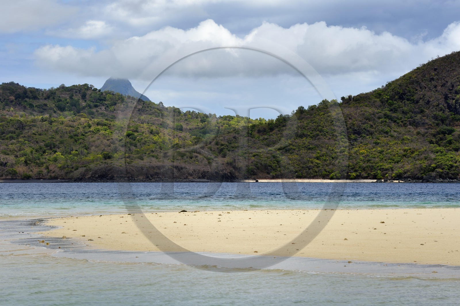 France, Ile de Mayotte, Grande-Terre, M'Tsamoudou, ilot de sable blanc sur le récif de corail dans la lagune face à la pointe Saziley