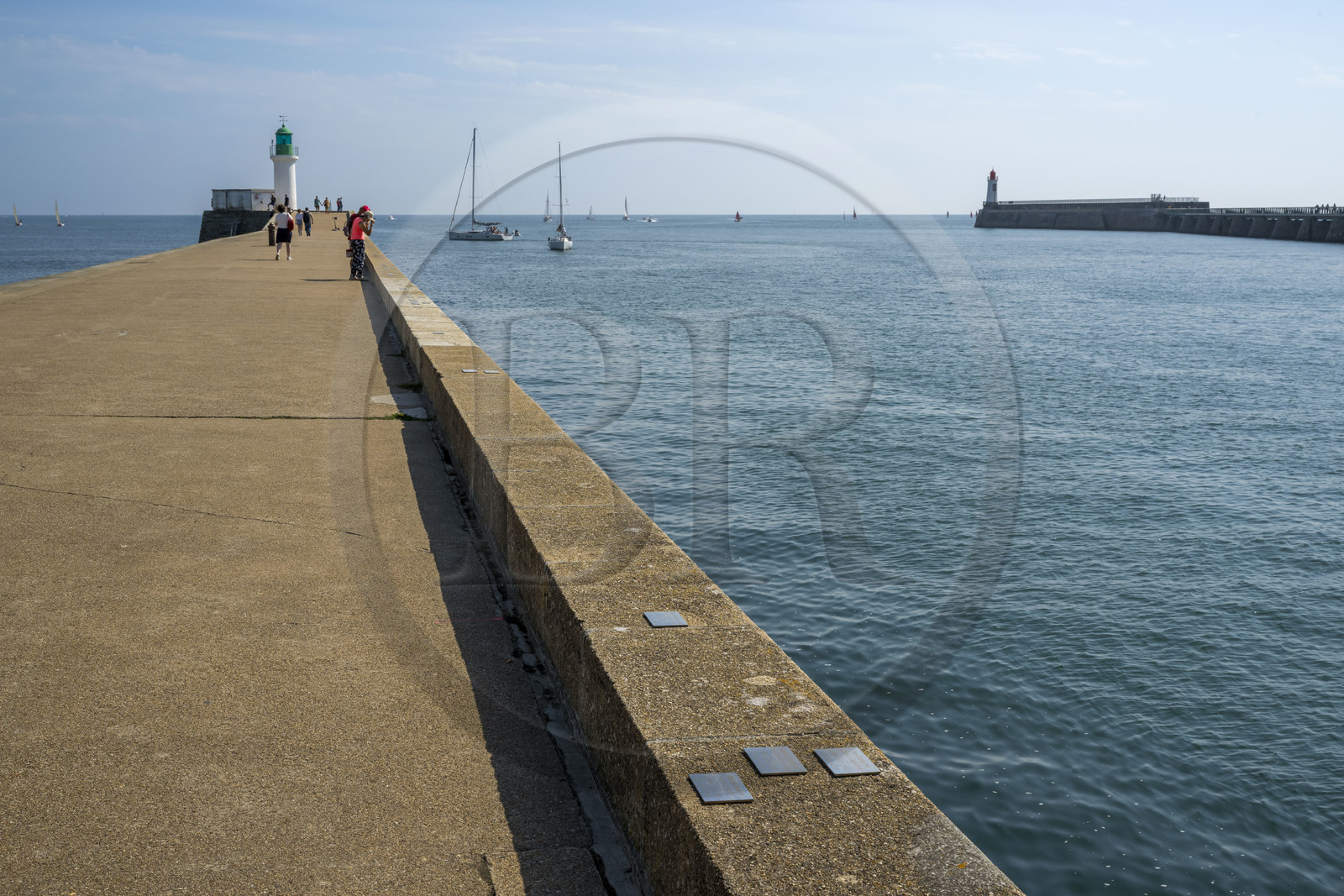 France, Vendée (85), Les-Sables-d'Olonne, la Jetée des skippers classés de la course du Vendée Globe, 113 plaques sont disposées sur le muret de la Petite Jetée et constituent une ligne du temps de 178 mètres où 2 mètres représentent 1 jour