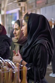 Iran, province d'Ispahan, Ispahan, Bazar-e Bozorg (Grand Bazar), jeune femme iranienne et sa mère