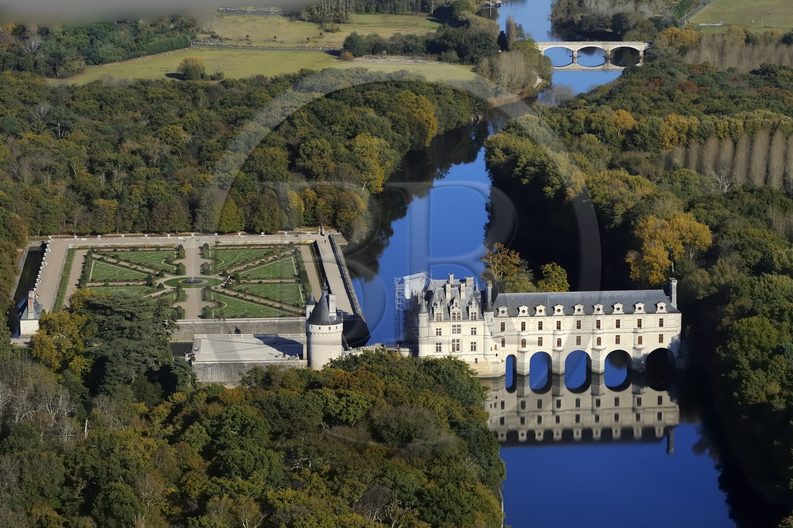 France, Indre-et-Loire (37), château de Chenonceau et son jardin à la française au bord du Cher (vue aérienne)