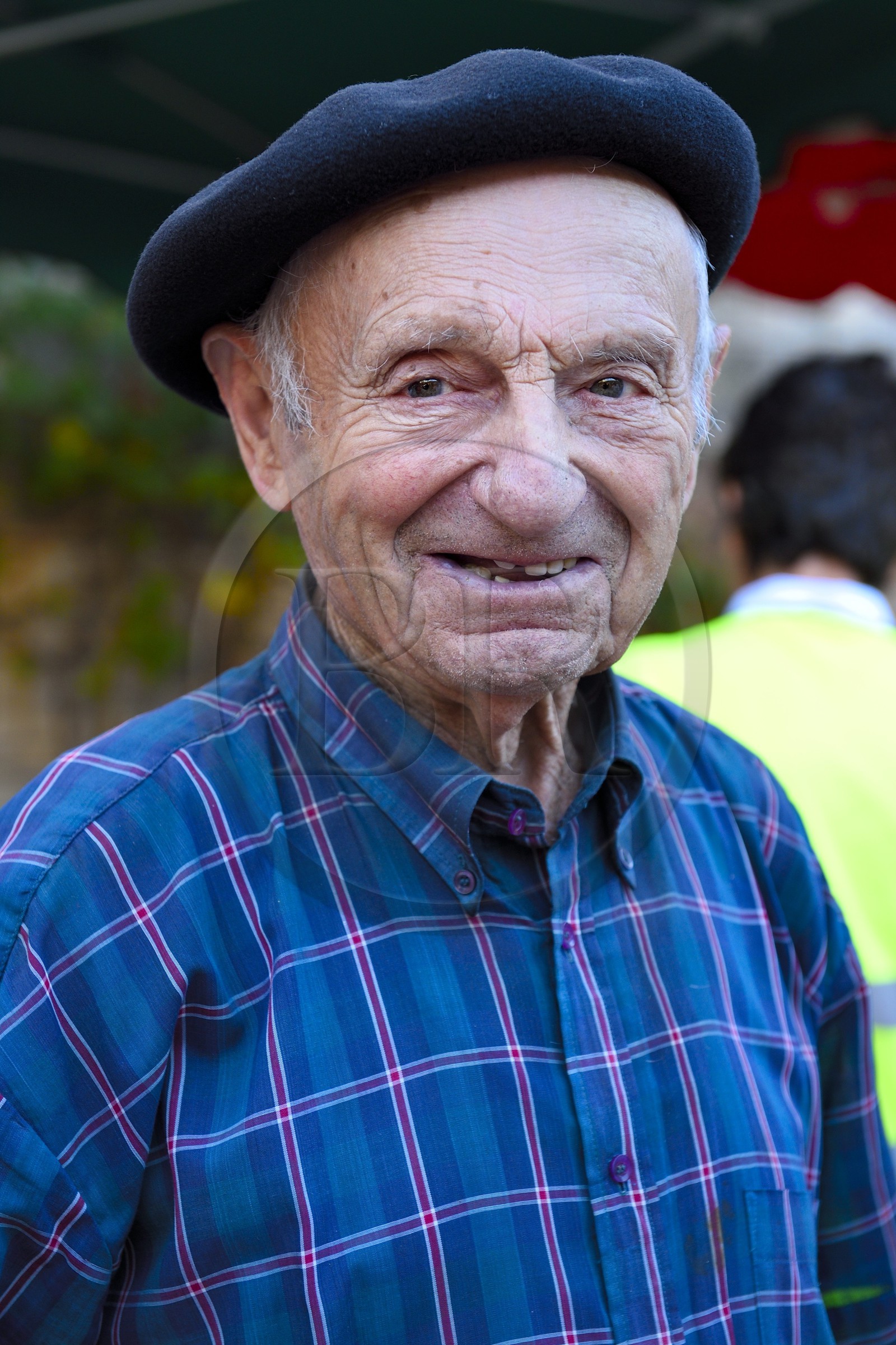 France, Dordogne (24), Périgord Pourpre, Monpazier, labellisé Les Plus Beaux Villages de France, jour de marché sur la place des Cornières, Renald un des anciens du village