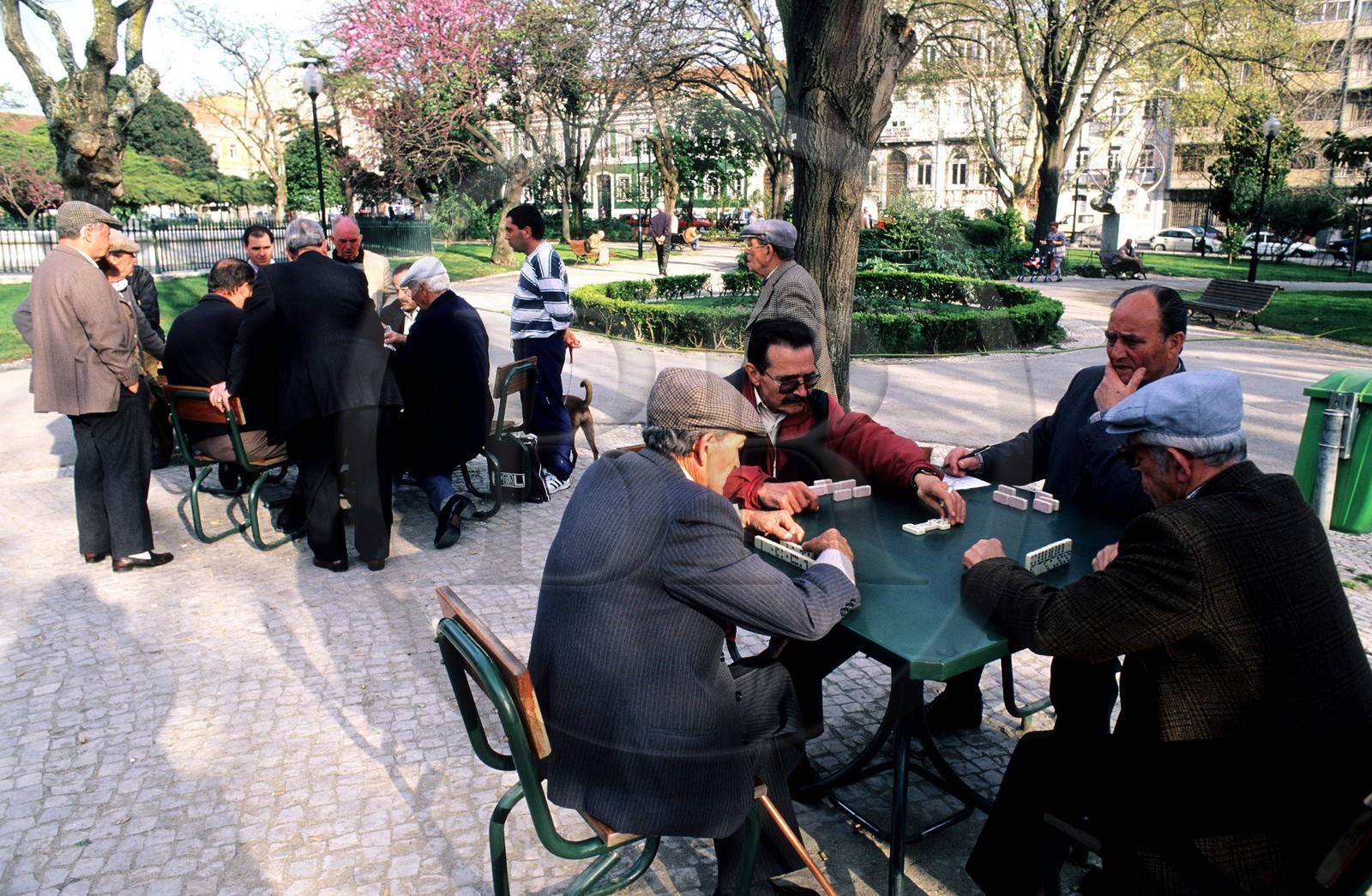 Portugal, Lisbonne, quartier Bairro Alto, joueurs de domino sur la place Real