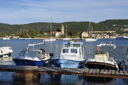 Croatie, Dalmatie, cote dalmate, Ile de Vis, village de Vis, monastère Saint-Jérome édifié au XVIe siècle par les franciscains sur la petite péninsule de Pirovo