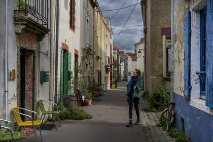 France, Loire-Atlantique (44), banlieue de Nantes, Rezé, quartier Trentemoult, maisons aux facades colorées dans les ruelles du village