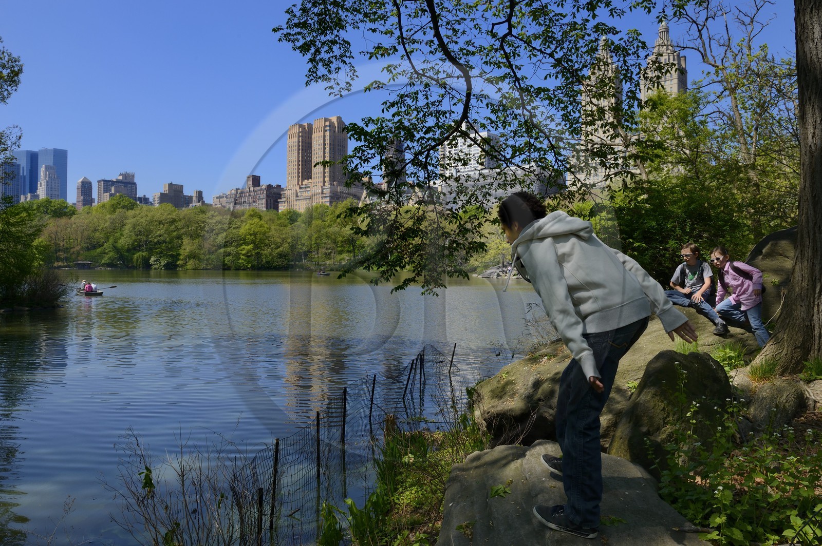 Etats-Unis, New York, Manhattan, Central Park, le Lac et la Skyline avec les 2 tours jumelles du Century Building au centre, un immeuble Art déco construit en 1931 par Jacques Delamarre