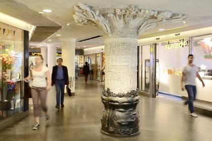 Suède, Stockholm, station de métro (Stockholms tunnelbana), de nombreuses stations exposent des œuvres d'art, Empreinte (Avtryck) pilier sculpté de l'artiste Eva Ziggy Berglund à la station de métro hornstull