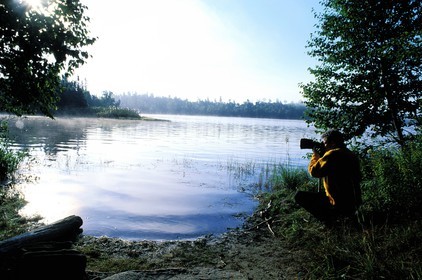 Canada, province de Québec, Réserve faunique de la Vérendrye, Grand Lac Victoria, un photographe au petit matin