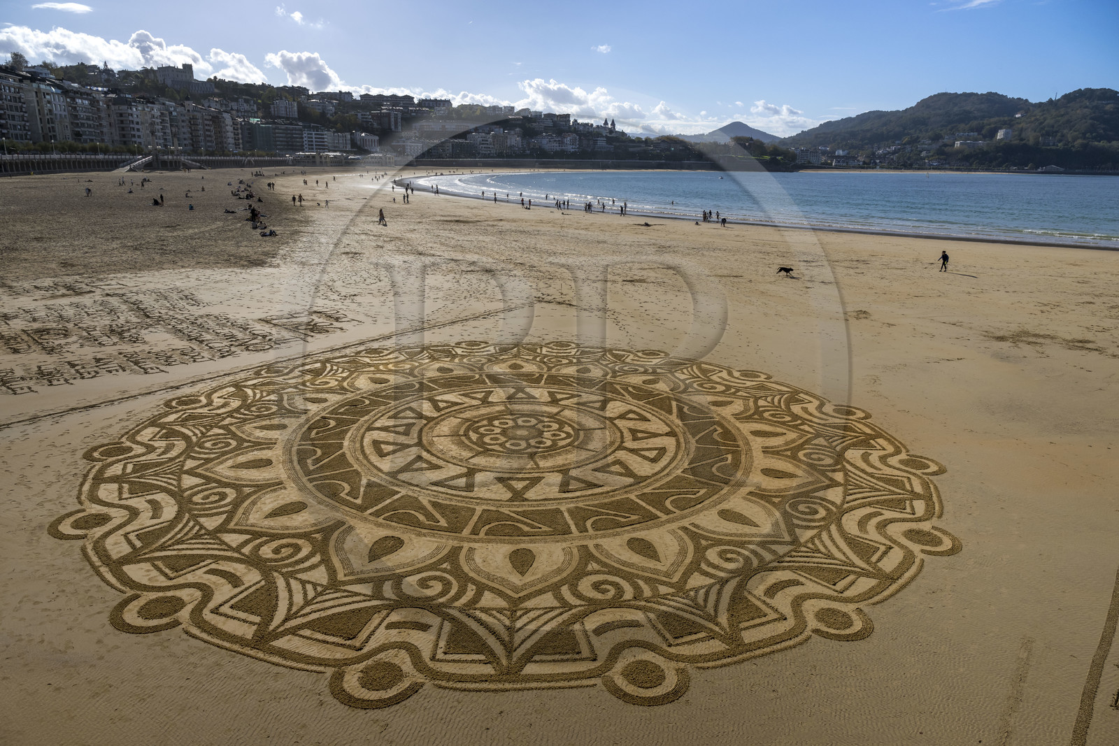 Espagne, province du Guipuscoa (Gipuzkoa), Saint-Sébastien (Donostia),  la plage de la Concha, oeuvre graphique éphémère dessinée sur le sable
