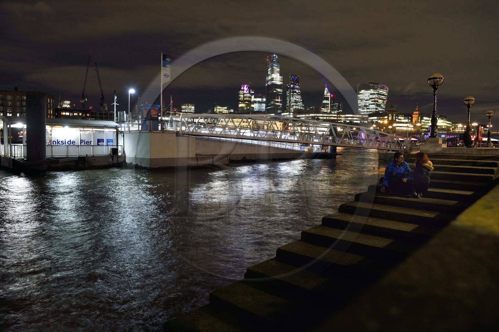 Royaume-Uni, Londres, Southwark, amoureux sur les quais de la Tamise à Bankside Pier, les gratte-ciels de la City en arrière plan