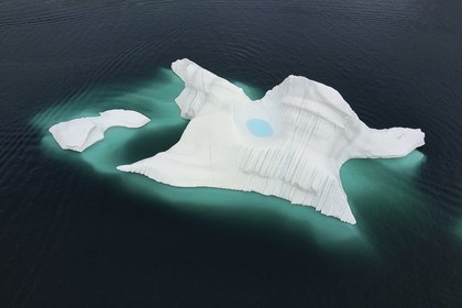 Groenland, cote ouest, fjord Uummannaq, iceberg avec un petit lac (vue a