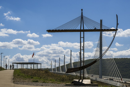 France, Aveyron (12), parc naturel régional des Grands Causses, Millau, le viaduc de Millau des architectes Michel Virlogeux et Norman Foster, sculpture réalisée pour les 10 ans du viaduc sur l'aire d'autoroute et son point de vue