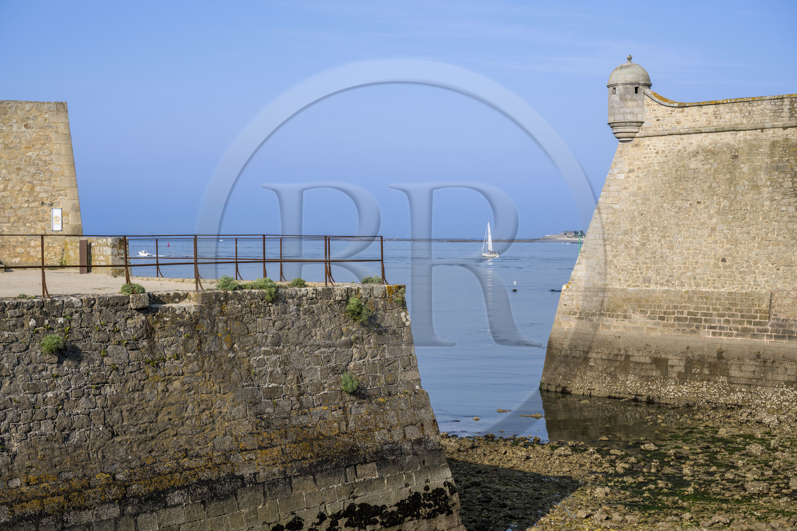 France, Morbihan (56), Port-Louis, la citadelle de Port-Louis remaniée par Vauban à l'entrée de la rade de Lorient, musée de la Compagnie des Indes, échauguette protégeant la première porte d'entrée