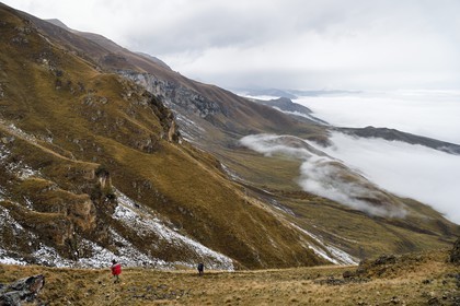 Azerbaïdjan, région de Quba (Guba), chaine de montagne du Grand Caucase, randonnée entre le village de Giriz et de Laza sur le Mont Gizilgaya, en arrière plan la frontière russe