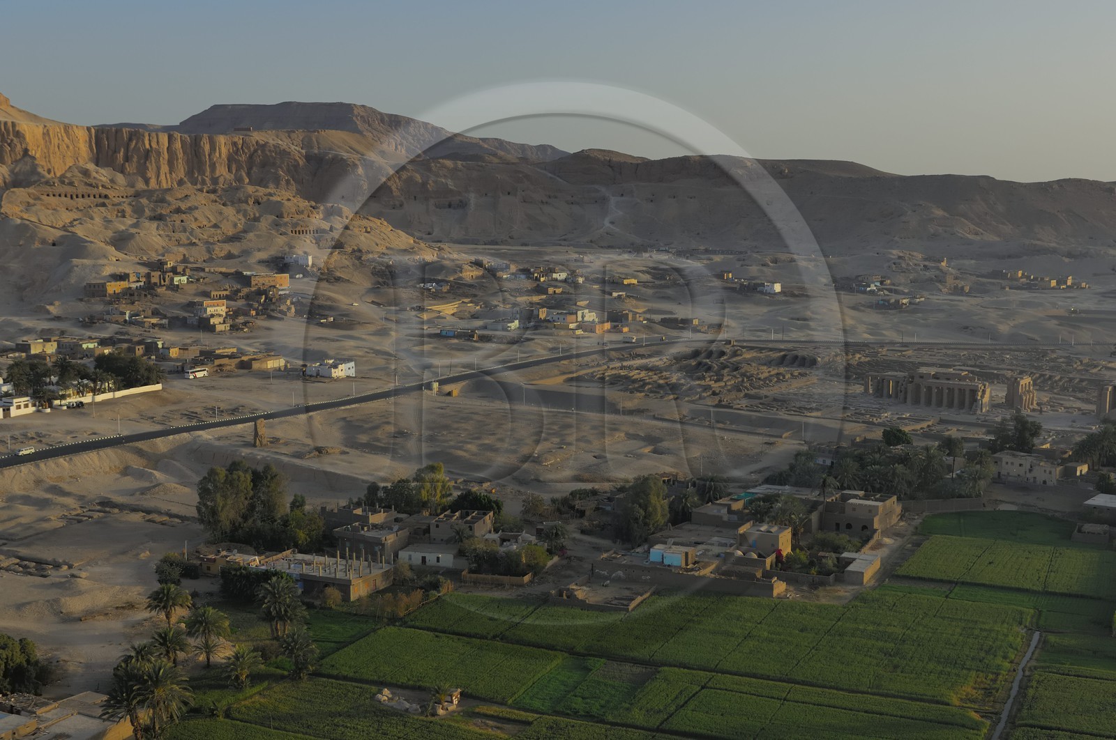 Egypte, Haute Egypte, vallée du Nil, environs de Louxor, nécropole thébaine classée Patrimoine Mondial de l'UNESCO, Thèbes Ouest, tombes des nobles à flanc de montagne et le Ramesseum à droite (vue aérienne)