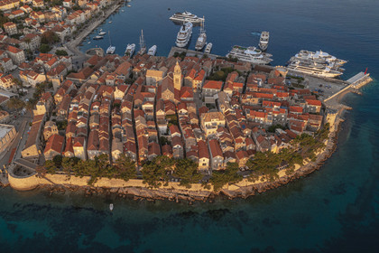 Croatie, Dalmatie, cote dalmate, Ile de Korcula, ville de Korcula (vue aérienne)