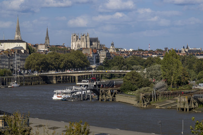 France, Loire-Atlantique (44), Nantes, la Loire, l'Ile de Nantes à droite, le pont Anne de Bretagne et la cathédrale Saint Pierre et Saint Paul en arrière plan depuis les hauteurs de Chantenay