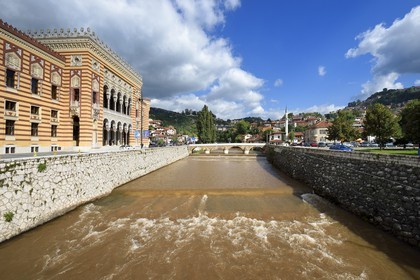 Bosnie-Herzégovine, Sarajevo, la Bibliothèque Nationale et Universitaire et le pont Seher Cehaja sur la rivière Miljacka
