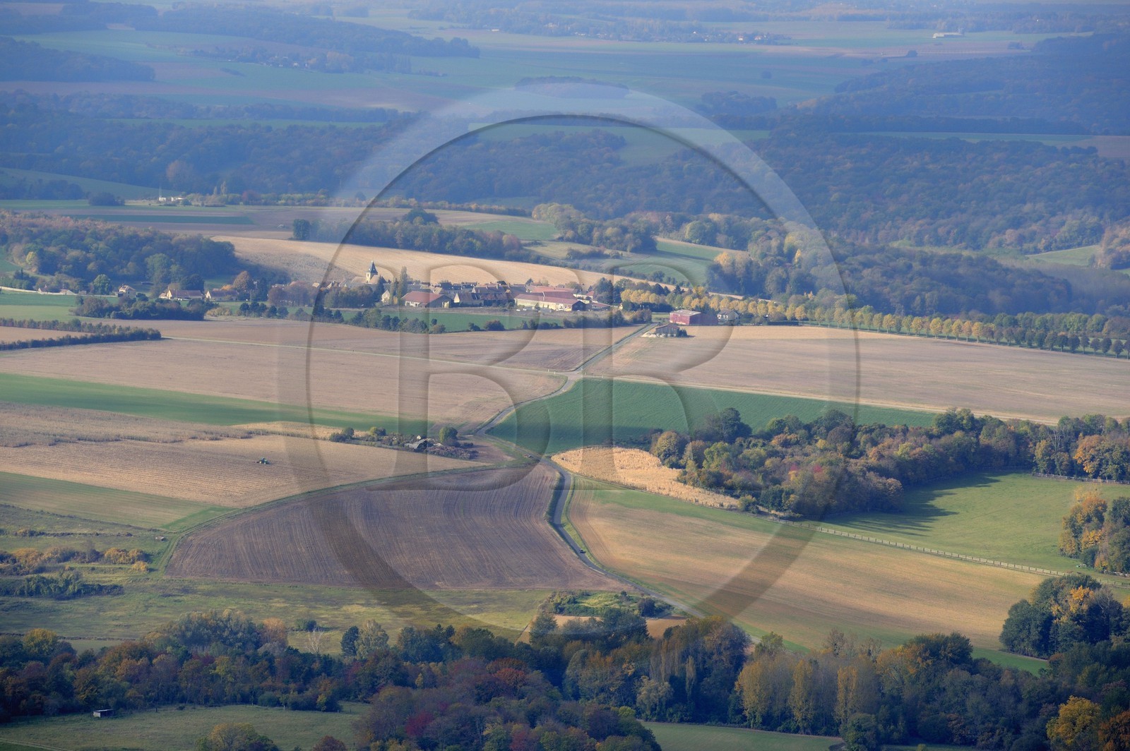 France, Val-d'Oise (95), parc naturel du Vexin français, la campagne autours du village de Genainville (vue aérienne)