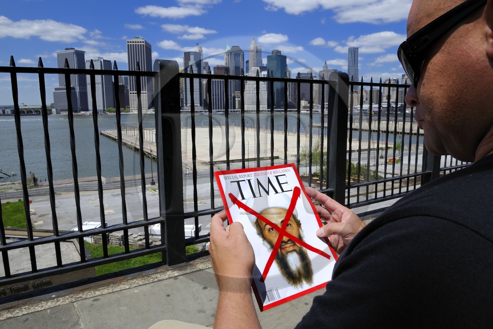 Etats-Unis, New York, Downtown Manhattan vue de la promenade à  Brooklyn, le Time magazine annoncant la mort de Ben Laden face au site des attentats du 11 septembre 2001 sur les tours jumelles du World Trade Center