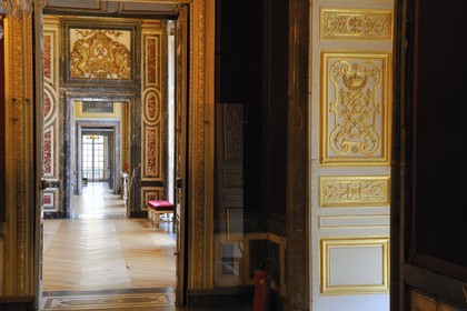 France, Yvelines (78), château de Versailles, classé Patrimoine Mondial de l'UNESCO, les Grands Appartements, appartement de la Reine, enfilade des pièces depuis l'antichambre du Grand Couvert