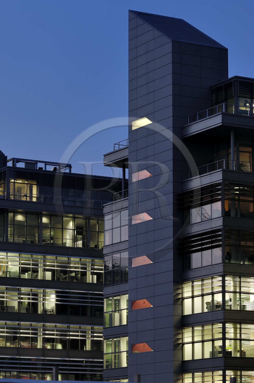 Irlande, Comté de Dublin, Dublin, nouveaux immeubles de bureaux sur North Wall Quay dans les docks réhabilités en bordure de la rivière Liffey
