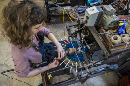 France, Drôme (26), Drôme provençale, Nyons, La Scourtinerie, dernière manufacture de scourtins de Provence, filtres traditionnels utilisés dans la fabrication de l'huile d'olive mais conçus aussi aujourd'hui comme objets de décoration en fibre de coco, fabrication de scourtins dans leur atelier sur des appareils à tisser circulaires faits sur mesure
