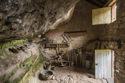 France, Bas-Rhin (67), Parc Naturel régional des Vosges du Nord, Eschbourg, Maisons des Rochers de Graufthal, habitations semi-troglodytiques du XVIIIe siècle et habitées jusqu'en 1958, l'étable et l'atelier