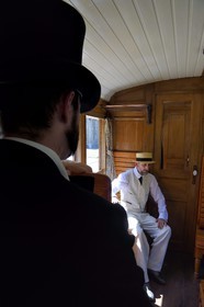 France, Alpes-de-Haute-Provence (04), entre Annot et Saint-Benoit, le Train des Pignes, membres de l'AHVAE (Association d'histoire vivante et de d'archéologie expérimentale) en costume Belle Epoque dans une voiture voyageur datant de 1892
