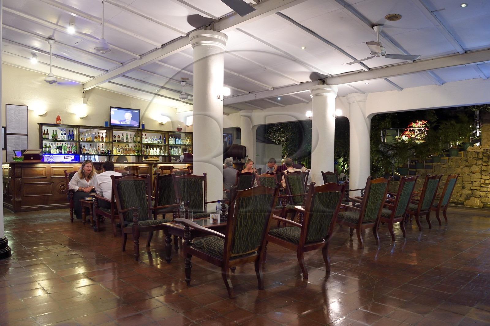 Sri Lanka, province du centre, Kandy, le Queen hotel datant de l'époque coloniale, le bar ouvert sur le jardin