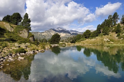 France, Hautes-Pyrénées (65), Saint-Lary-Soulan et Vielle-Aure, randonnée sur une variante du GR10 entre le col de Portet et les lacs de Bastan en bordure de la réserve naturelle de Néouvielle, lac de Bastan inférieur et le massif de Néouvielle en arrière plan