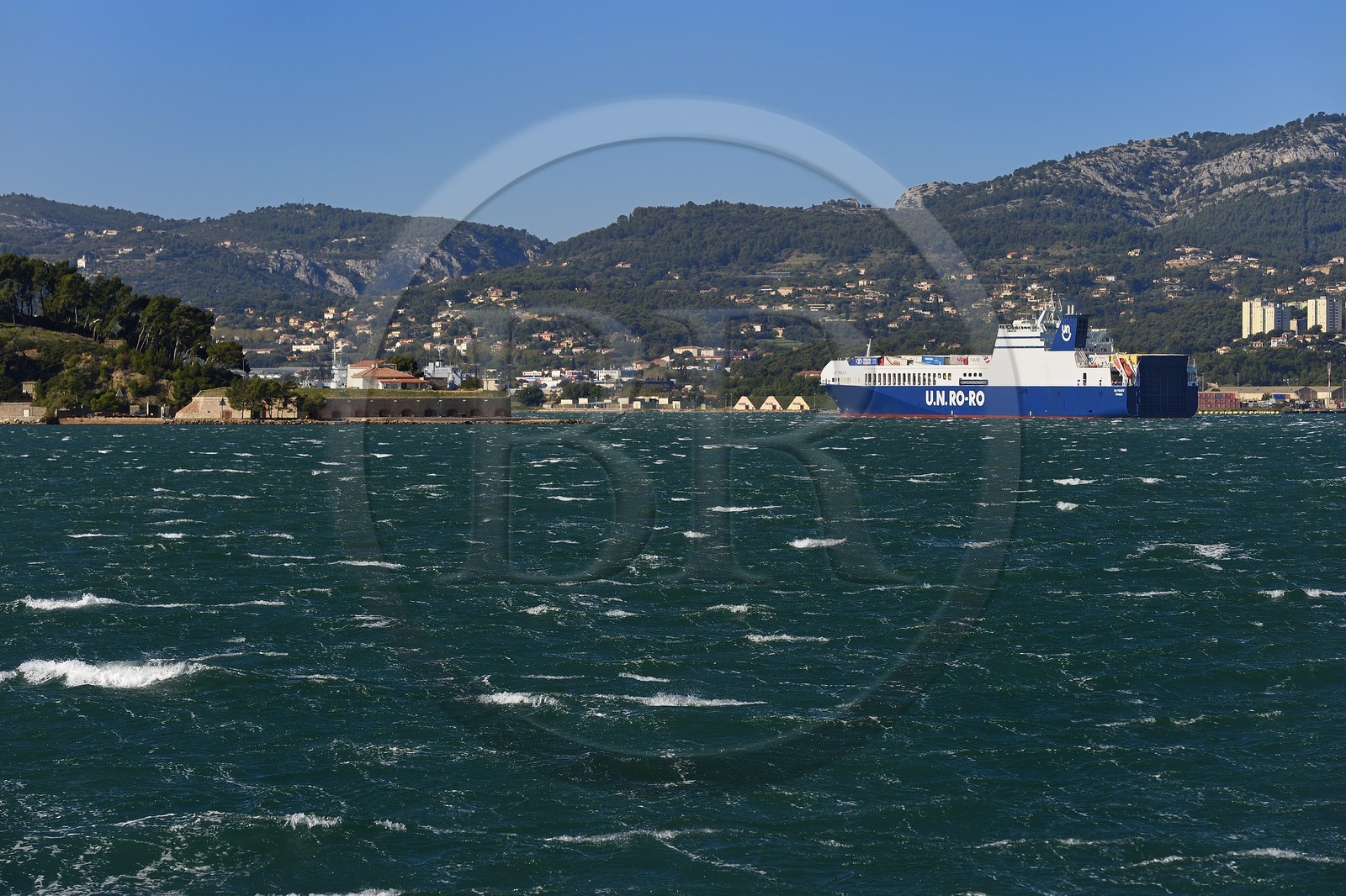 France, Var (83), la rade de Toulon, cargo transporteur de camions entre Toulon et Istanbul