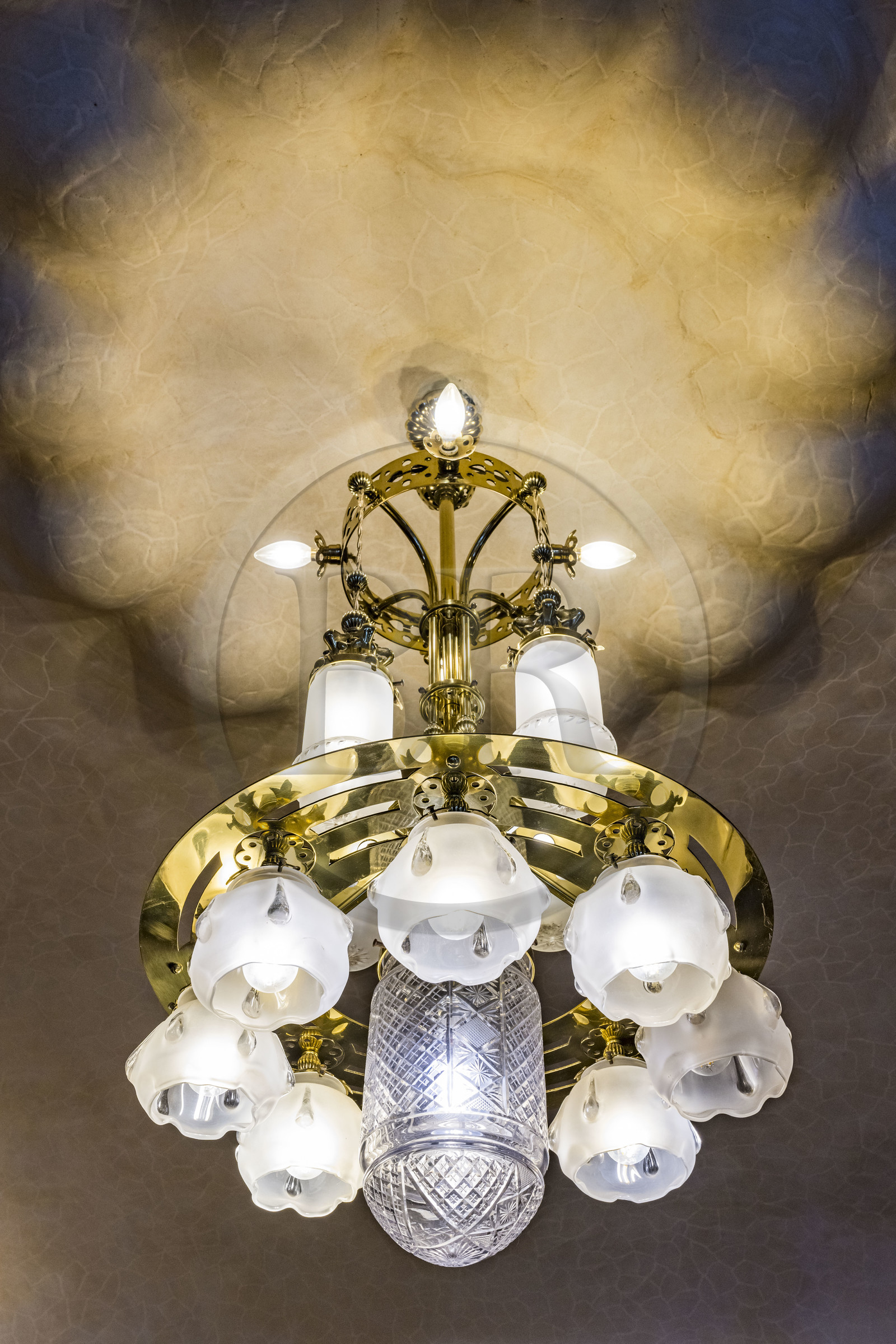 Espagne, Catalogne, Barcelone, quartier de l'Eixample, Passeig de Gracia, Casa Batllo de l'architecte du modernisme catalan Antoni Gaudi, site classé au Patrimoine Mondial de l'UNESCO, lustre de l'appartement du premier étage