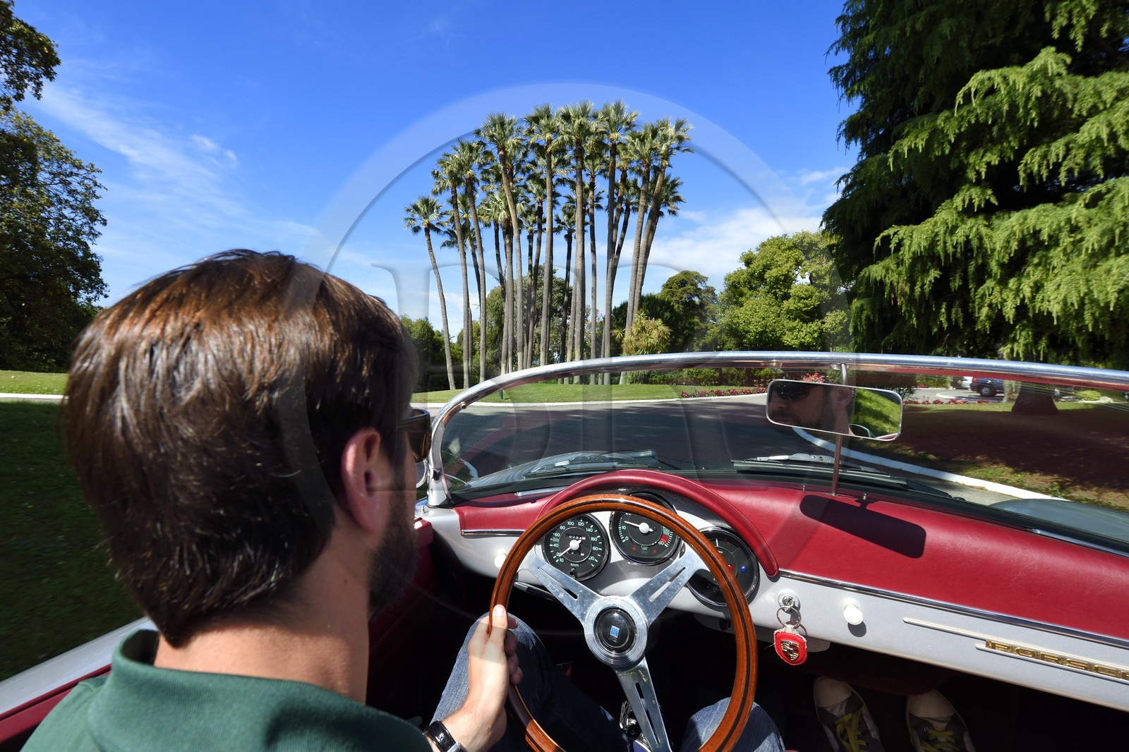 France, Alpes-Maritimes (06), Cannes, Super-Cannes, Porsche Speedster 356 décapotable de collection dans les jardins de la résidence Saint-Michel Valetta où Francois Truffaut a tourné plusieurs scènes de La Mariée était en Noir avec Jeanne Moreau