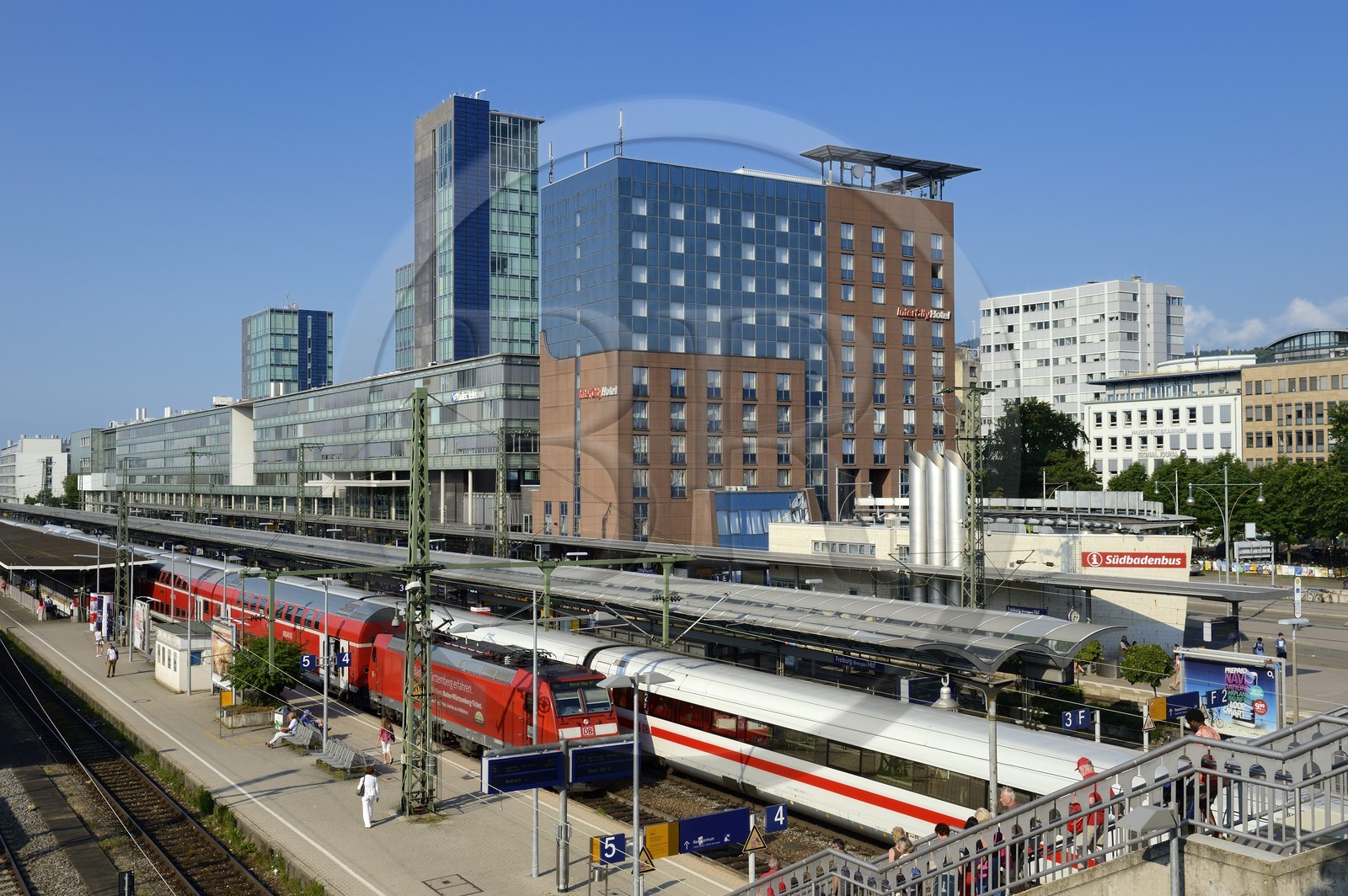 Allemagne, Bade-Wurtemberg, Fribourg en Brisgau, la gare centrale et tour solaire