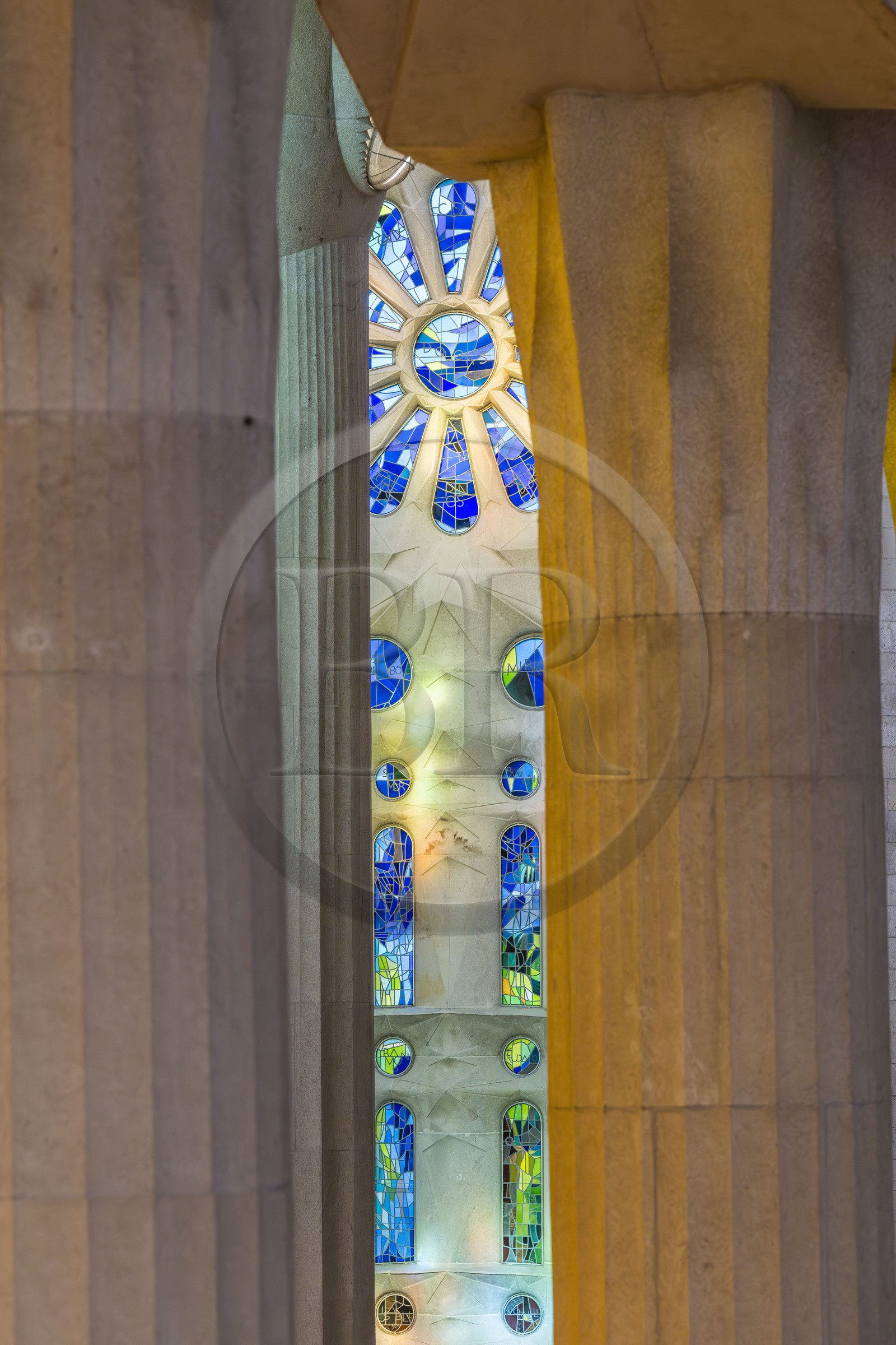 Espagne, Catalogne, Barcelone, quartier de l'Eixample, basilique de la Sagrada Familia de l'architecte du modernisme catalan Antoni Gaudi classée Patrimoine Mondial de l'UNESCO, colonnes de la nef centrale et le transept de la façade de la Passion dédiée à l'eau, à la résurrection et à la lumière en arrière plan