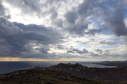 France, Corse-du-Sud (2A), le site naturel de Cala de Roccapina, la tour génoise et le rocher du Lion