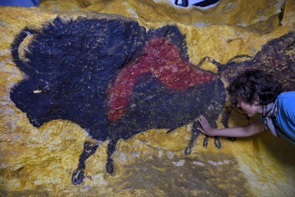 France, Dordogne (24), Montignac, l’Atelier des Fac-Similés du Périgord (AFSP) spécialisé dans la reproduction minérale de parois ornées de la préhistoire et en charge de la reconstitution fidèle des parois de la grotte de Lascaux, reproductions des peintures par la peintre-copiste Margot Aït Kaci, mention obligatoire Atelier des Fac-Similés du Périgord