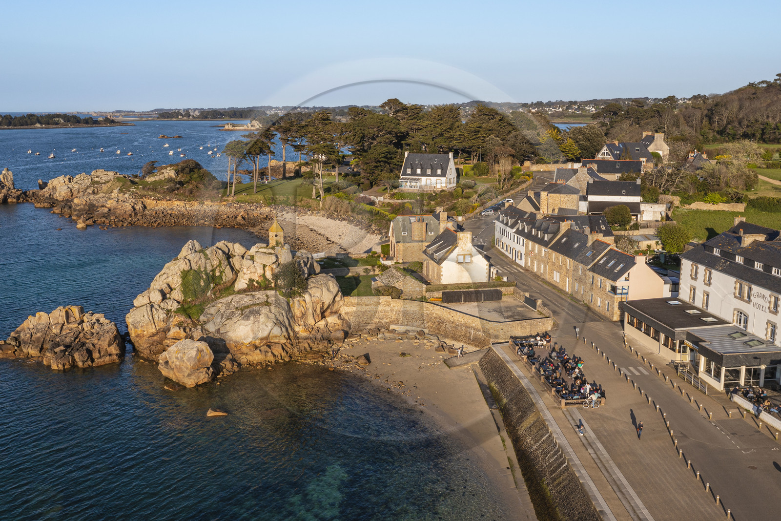 France, Côtes-d'Armor (22), Côte d'Ajoncs, Penvénan, Port Blanc sur le chemin de Grande Randonnée GR 34, le Rocher de la Sentinelle surmonté d'un oratoire (vue aérienne)