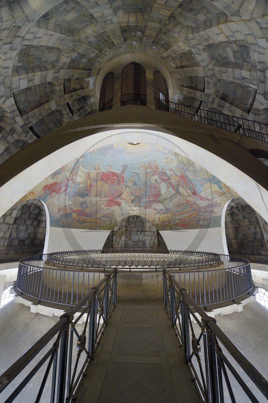 France, Paris (75), le Panthéon, vue des trois coupoles et oculus zénithal laissant voir la fresque l'Apothéose de Sainte Geneviève d'Antoine Gros placée sur la coupole intermédiaire