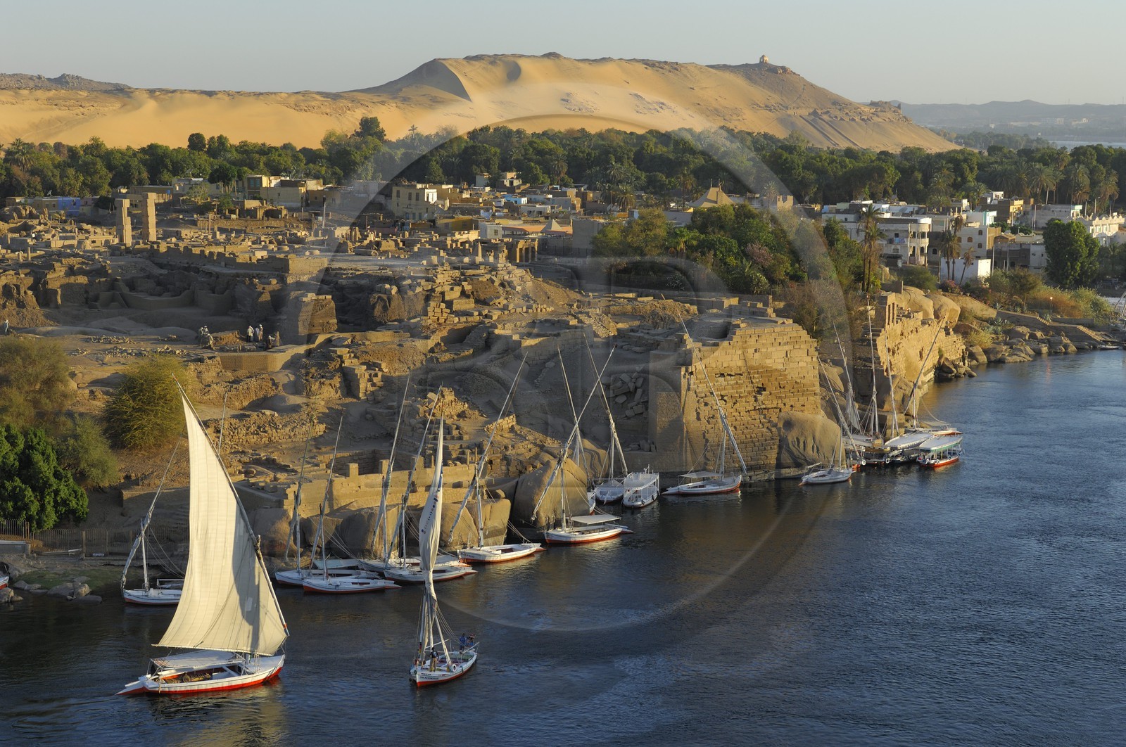 Egypte, Haute Egypte, Nubie, vallée du Nil, Assouan, Ile Elephantine,  site des fouilles archéologiques des temples de Satis et Khnoum, le Nilomètre sur la droite