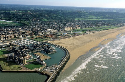 France, Calvados (14), Pays d'Auge, Deauville, la plage, (vue aérienne)