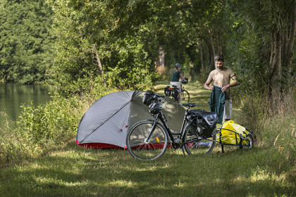 France, Deux-Sèvres (79), le Marais Poitevin, la Venise Verte, Magné, randonnée à bicyclette, campement pour la nuit le long de la Sèvre Niortaise