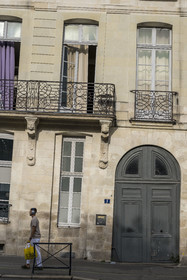 France, Loire-Atlantique (44), Nantes, maisons d'armateurs place de la Petite Hollande sur l'ancienne Ile Feydeau, immeuble qui penche témoignant de la difficulté de construction sur le terrain marécageux