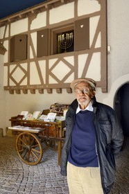 France, Bas-Rhin (67), Bouxwiller, musée judéo-alsacien dans l'ancienne synagogue, son concepteur Gilbert Weil dans le hall d'entrée