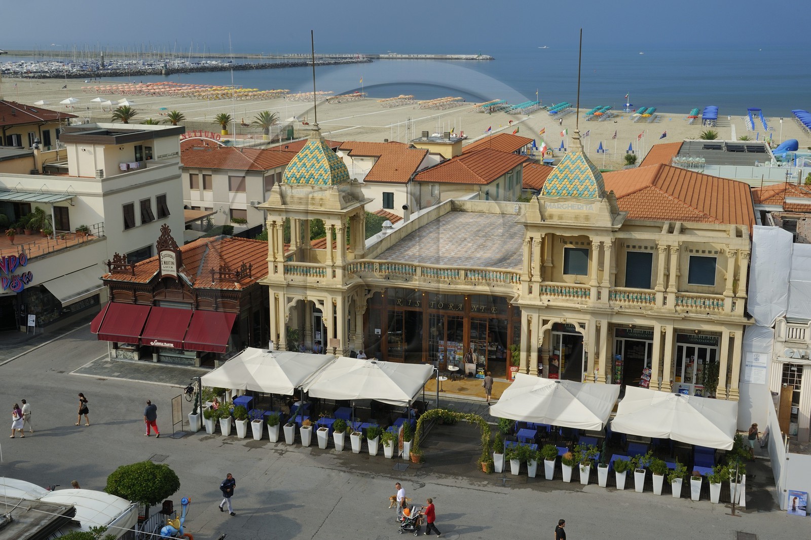 Italie, Toscane, province de Lucques, station balnéaire de Viareggio, la promenade Passeggiata avec ses cafés et ses commerces, l'ancien Grand Caffè Marguerita sur le Lungomare et le Chalet Martini accolé