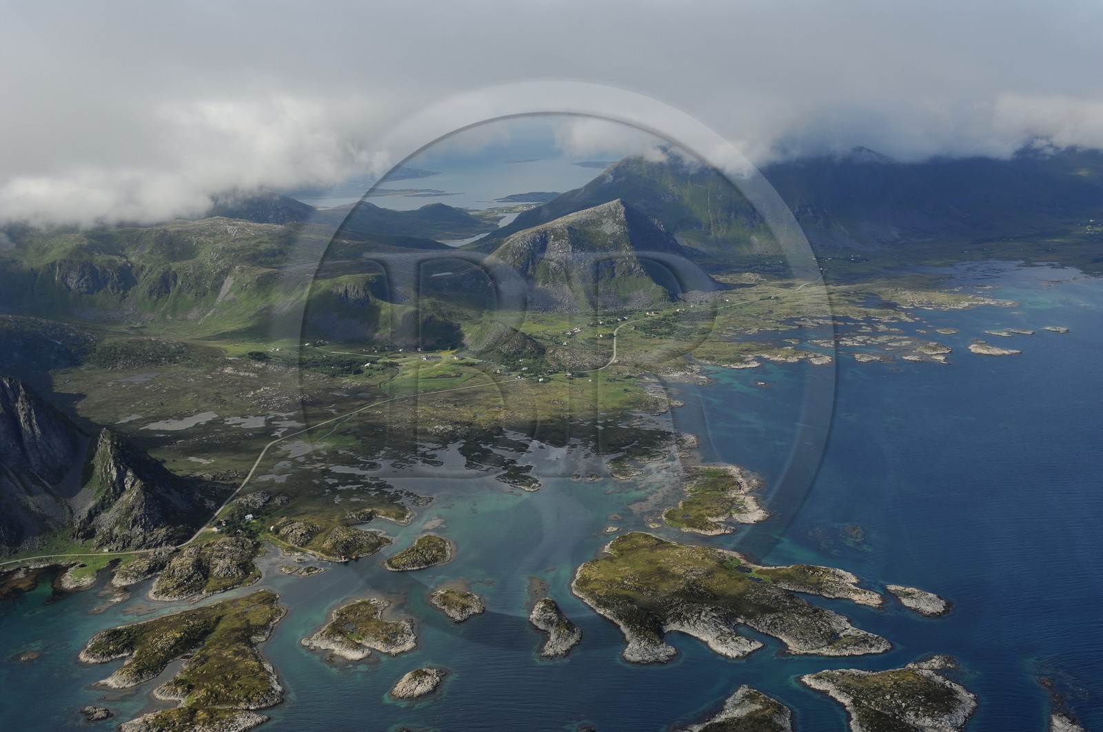 Norvège, Nordland, Iles Lofoten, Ile de Vestvagoy (vue aérienne)